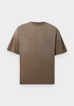 Brun T-shirt med korte ærmer og rund hals, med en let løs pasform, vist fladt mod en ensartet hvid baggrund.