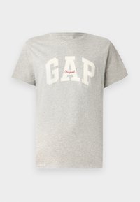 Lysin grå kortærmet crew neck T-shirt med hvide "GAP" bogstaver og lille rød "Original" tekst centreret på brystet.