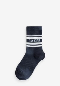 Tumesinine puuvillased sokid, millel on ribakujundus, kaks valget triipu ja keskel tekst "BAKER".