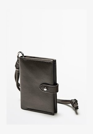 Czarny skórzany portfel o teksturowanym wykończeniu, z zatrzaskiem, paskiem na nadgarstek i metalowym pierścieniem. Kompaktowy, prostokątny kształt.