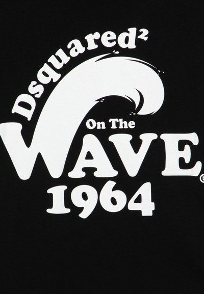 Tessuto nero con grande testo bianco: "Dsquared² On The WAVE 1964," accompagnato da un grafico stilizzato di onde.