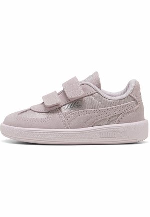 Jasnoróżowy zamszowy sneaker Puma z dwoma rzepami, teksturowaną podeszwą i metalicznym logo Puma z boku, pokazany z profilu na białym tle.