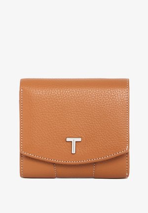 Portafoglio in pelle color tan con superficie testurizzata, con un accento in hardware argentato con un design a "T". I bordi sono cuciti in bianco.