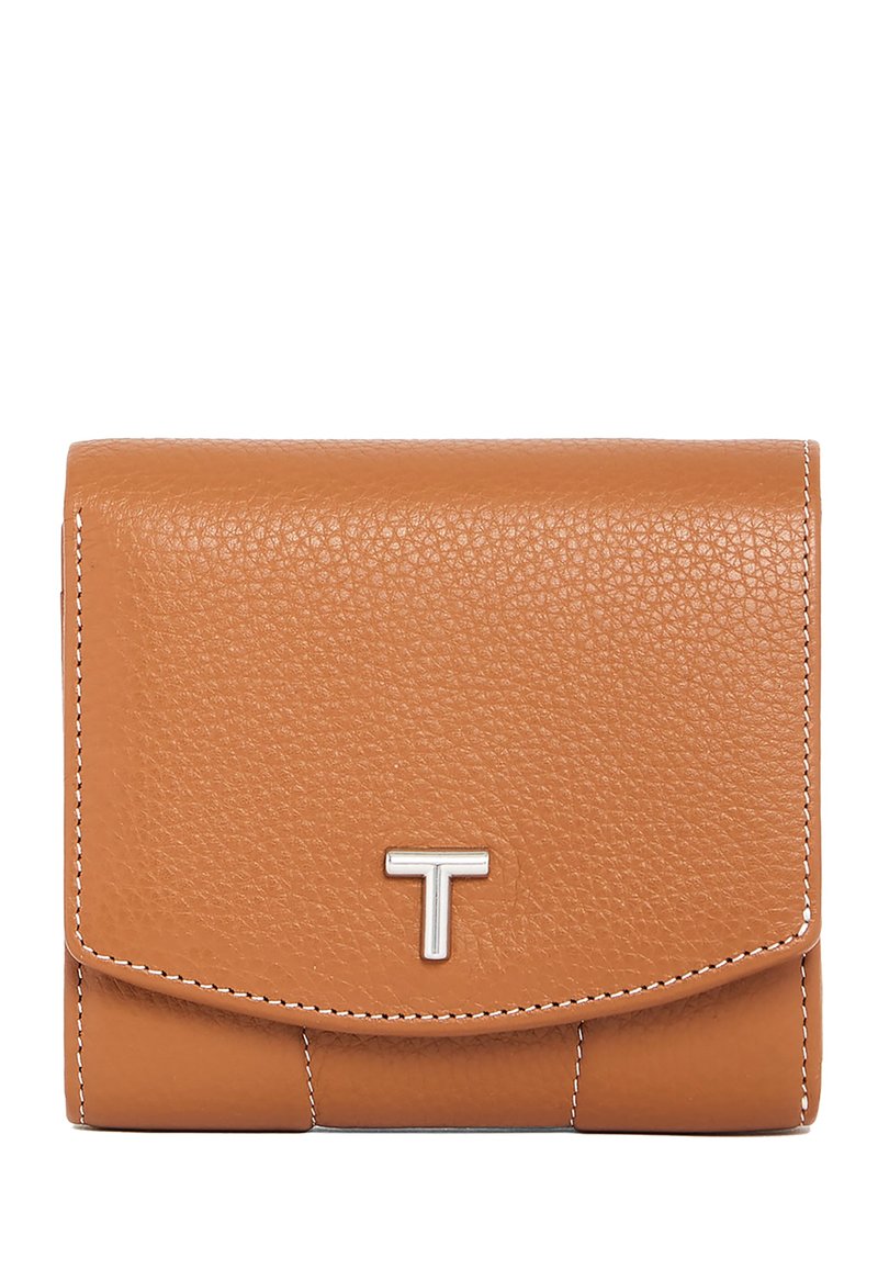 Portafoglio in pelle color tan con superficie testurizzata, con un accento in hardware argentato con un design a "T". I bordi sono cuciti in bianco.