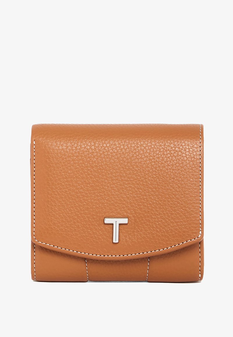 Portafoglio in pelle color tan con superficie testurizzata, con un accento in hardware argentato con un design a "T". I bordi sono cuciti in bianco.