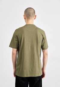 adidas Originals TREFOIL ESSENTIALS - Triko s potiskem - olive strata