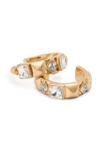 Boucles d'oreilles en métal doré en forme de créole, présentant des cristaux clairs en forme de carré et de diamant, montés dans un design texturé avec des finitions polies et mates.