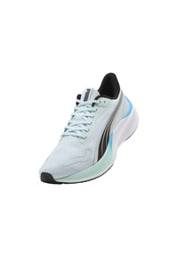 Baskets de sport bleu clair avec une tige texturée, accents noirs, semelle blanche et un détail doux de couleur menthe à la cheville.