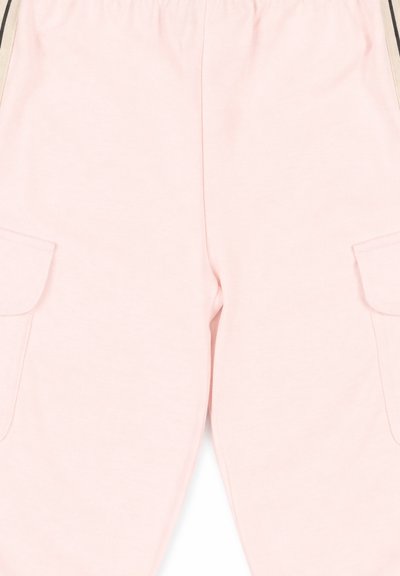 Pantalones cargo rosa claro con cintura elástica y bolsillos laterales con solapa sobre un fondo neutro.