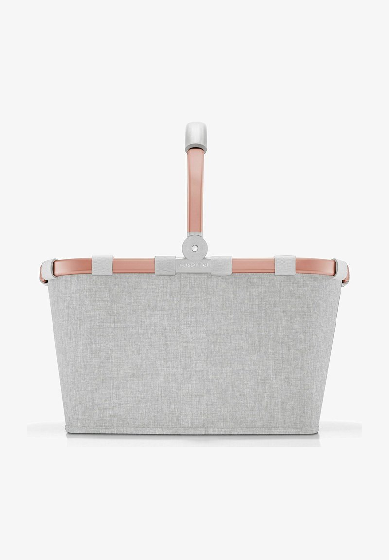 Panier en tissu gris avec une poignée rose, de forme rectangulaire et des accents en métal. Texture douce et design épuré pour une utilisation polyvalente.