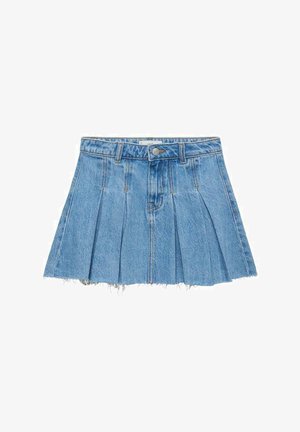 Jupe en denim, bleu clair, avec un design plissé et un ourlet effiloché. Taille standard avec passants de ceinture et fermeture par bouton à l'avant.