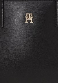 Tommy Hilfiger LOGOTAPE SATCHEL - Håndtasker - black