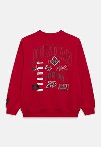 Κόκκινο φούτερ με μακρύ μανίκι, με πολλαπλά μαύρα, λευκά και γκρι γραφικά "Jordan", "23", "Jumpman" και αθλητικά λογότυπα στην πλάτη.