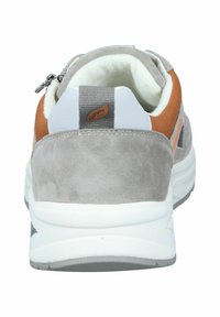 Graue Wildledersneaker mit orangen Stoffakzenten, weißem Lederoberteil, gepolstertem Kragen und einem Reißverschluss an der Ferse für einfaches Anziehen.