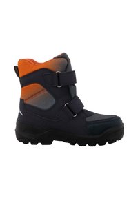 Schwarzer und orangefarbener Winterstiefel für Kinder mit zwei verstellbaren Klettverschlüssen und robusten Gummisohlen, speziell für den Außeneinsatz entwickelt.