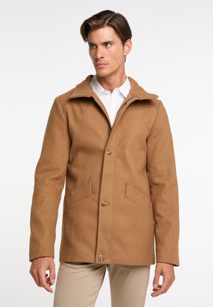 Cappotto in misto lana marrone con una chiusura a zip, ampio colletto, due tasche frontali e dettagli con bottoni. Texture liscia e taglio sartoriale.