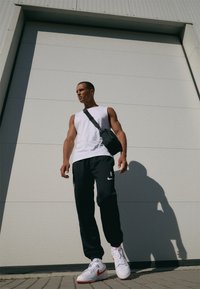 Nike Performance BKN MNK DF SPTLIGHT PNT - Klubruházat - black/white