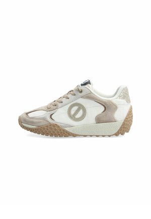 Zapatilla baja con parte superior de ante beige y tela blanca, suela texturizada marrón clara, logo redondo en el lateral y detalle de purpurina en el talón.