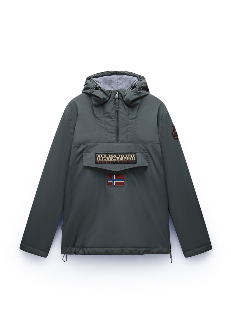 Giacca anorak di colore grigio scuro, con cappuccio, chiusura a mezza zip, tasca frontale con logo e toppa con la bandiera norvegese. Texture morbida.