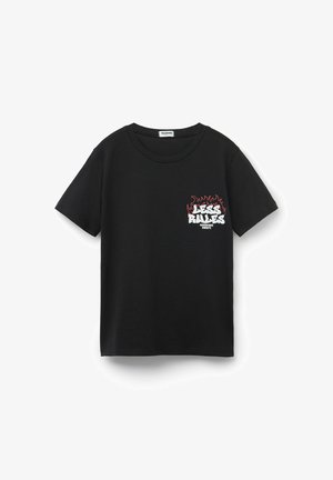 Czarny bawełniany t-shirt z okrągłym dekoltem; z przodu znajduje się grafika na piersi z napisem "MNIEJ ZASAD" w białym kolorze z czerwonymi akcentami w kształcie płomieni.