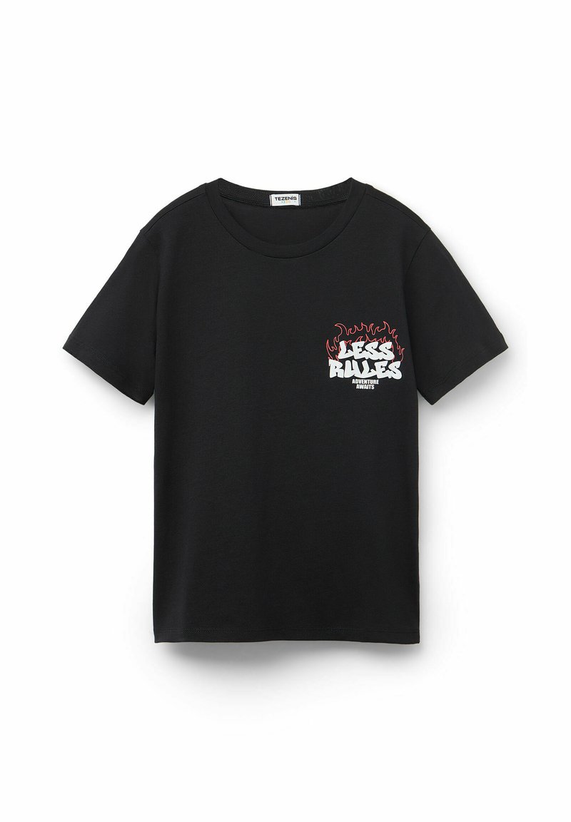 Czarny bawełniany t-shirt z okrągłym dekoltem; z przodu znajduje się grafika na piersi z napisem "MNIEJ ZASAD" w białym kolorze z czerwonymi akcentami w kształcie płomieni.