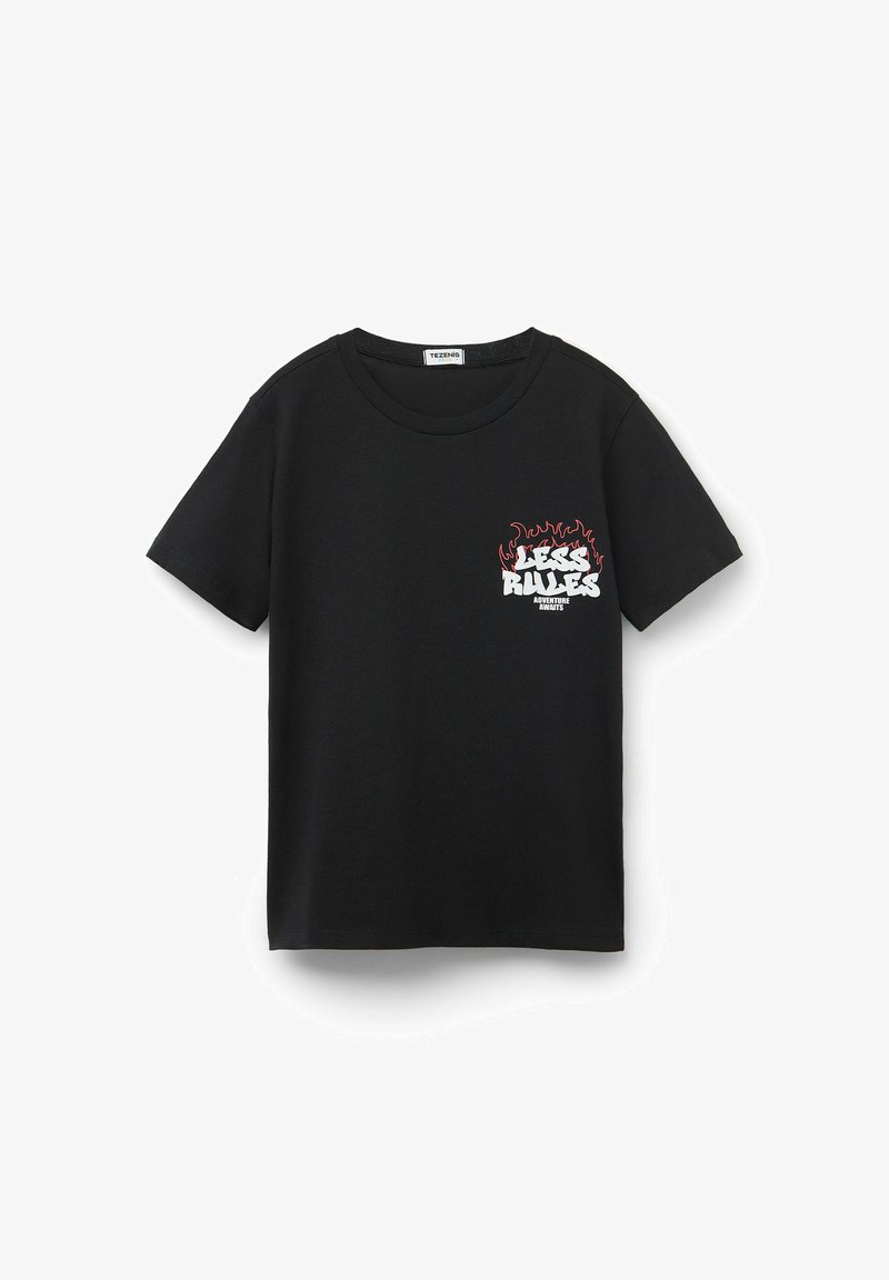 Schwarzes Baumwoll-T-Shirt mit Rundhalsausschnitt; mit einem Grafikdruck auf der Vorderseite, der "WENIGER REGELN" in Weiß mit roten Flammenakzenten zeigt.