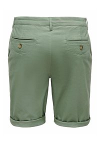 Shorts verts pour hommes avec ourlets retournés, passants de ceinture et deux poches arrière à boutons.