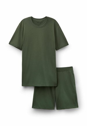 Camiseta de manga corta verde oscuro y pantalones cortos a juego, extendidos sobre un fondo blanco.