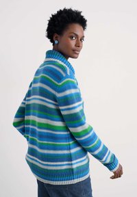 Cardigan rayat în nuanțe de albastru și verde, cu un guler înalt și manșete înfășurate. Textură tricotată cu dungi orizontale.