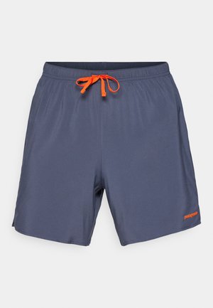 Shorts de bain pour hommes en bleu marine, avec une taille élastique, un cordon de serrage orange et un logo discret en bas à droite. Texture lisse.