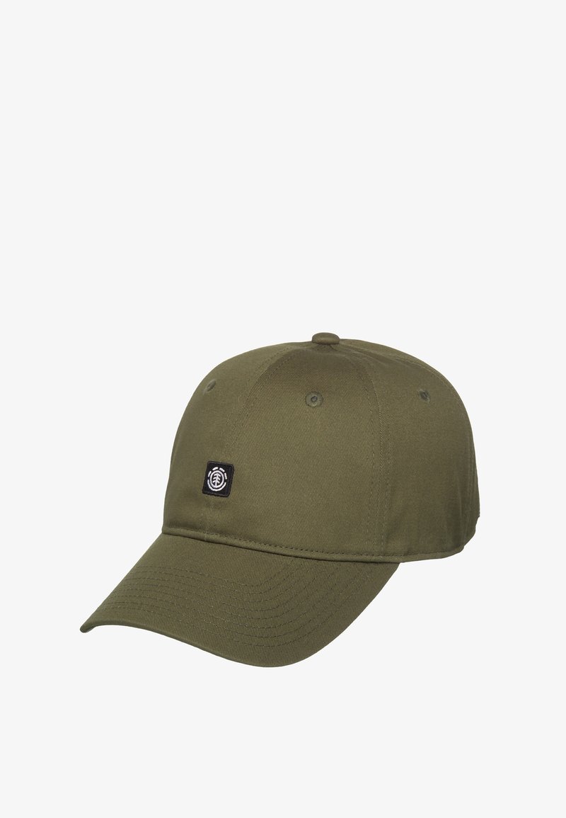 Olivengroene honkbalpet met gebogen klep en klein zwart vierkant logo-patch op het voorpaneel.