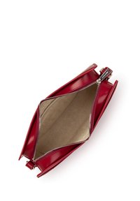Borsa a tracolla rossa in pelle con chiusura a zip, dotata di un interno beige e un design piatto e strutturato. L'interno ha una texture liscia.