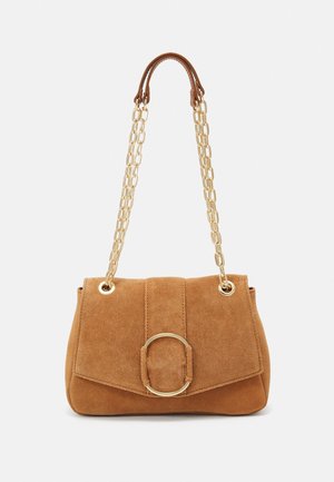 Borsa di pelle scamosciata marrone con manici a catena dorati e una grande fibbia ovale dorata sulla patta frontale.