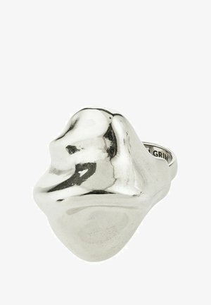 Sidabrinis abstraktus žiedas su lygiu, blizgiu paviršiumi, turintis organišką formą ir apvalintus kraštus sklandžiam dizainui.