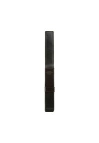 Segnalibro in pelle nera con texture liscia, forma rettangolare allungata e una cinghia per una chiusura sicura. Presenta un marchio in rilievo.