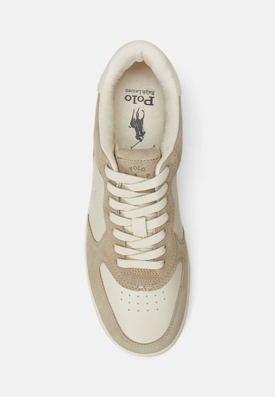 Beige leren en suède sneaker met ronde neus, vetersluiting, geperforeerde details en geborduurd logo op de tong.