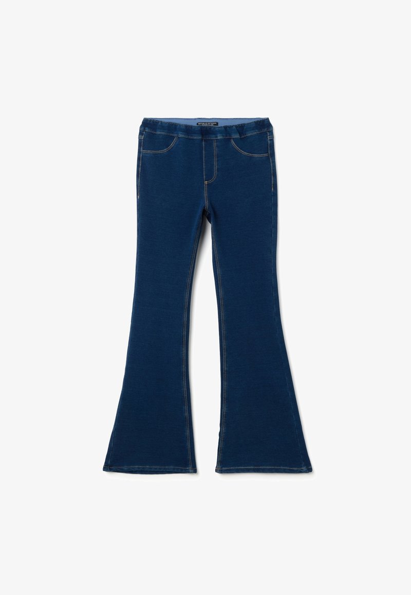 Jeans acampanados de color azul oscuro, hechos de denim, con una cintura elevada, costuras curvadas, dos bolsillos frontales y costuras amarillas en contraste.