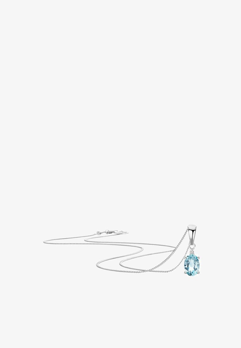 Sølv kædehalssmykke med en oval lysblå ædelsten vedhæng, holdt i en poleret bezel indstilling, med et delikat kabelkædedesign.