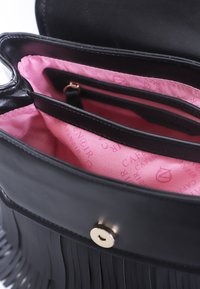 Borsa a tracolla in pelle nera con design a frange. L'interno presenta una fodera di tessuto rosa e diversi scomparti, inclusa una sezione con cerniera.