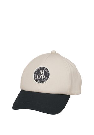 Bézs és fekete baseball sapka kör alakú logófolttal az elején, középen, rajta a következő felirat: "M OP Marc O'Polo Stockholm 1967".