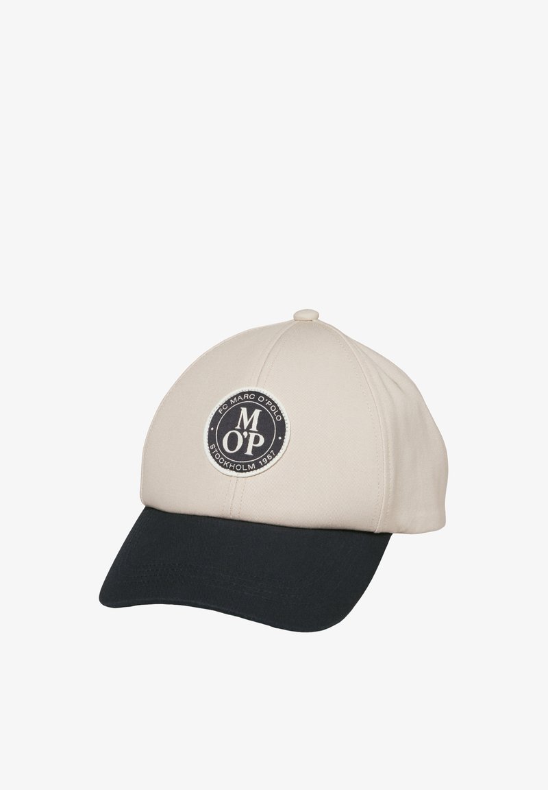 Μπεζ και μαύρο καπέλο μπέιζμπολ με κυκλικό λογότυπο που γράφει "M OP Marc O'Polo Stockholm 1967" στο μπροστινό κέντρο.