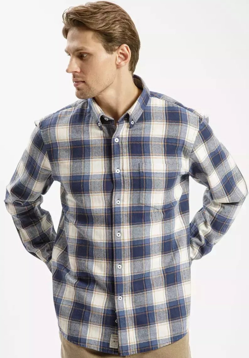 Niebiesko-biała koszula w krate z guzikiem, z kieszonką, z kołnierzykiem i kontrastującymi pomarańczowymi akcentami, wykonana z teksturowanego materiału.