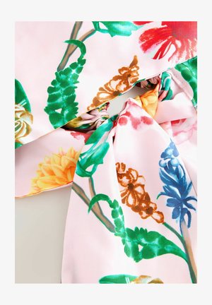 Blomster silke tørklæde med en pastelfarvet lyserød baggrund, livlige grønne blade, gule, orange og blå blomster, samt en glat tekstur.