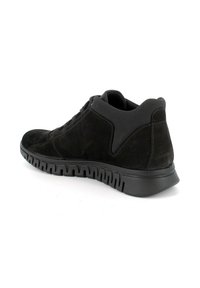 Sneaker mid-top in suede nero con accenti testurizzati, colletto imbottito e suola in gomma rigata per una migliore aderenza. Costruzione resistente con lacci.