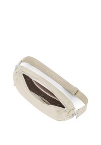 Borsa a tracolla in pelle beige con forma arrotondata, chiusura con zip e una tracolla in tessuto con la scritta "EXPATRIÉ". Interno con rivestimento liscio color beige.