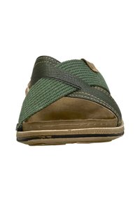 Groene geweven sandalen met een kruissbandontwerp, voorzien van een getextureerde donkergroene leren accent en een tan, platte rubberen zool.