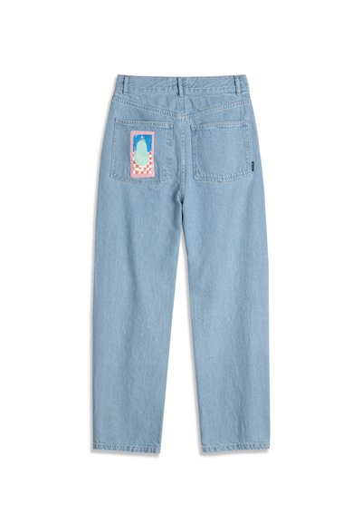 Vaqueros de mezclilla azul claro mostrados desde atrás, con dos bolsillos traseros y un parche abstracto colorido en el bolsillo izquierdo.