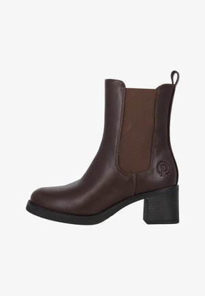 Braune Lederknöchelstiefel mit einem strukturierten elastischen seitlichen Einsatz, rundem Zehenbereich und mittelhohem Blockabsatz. Eingerahmt von einem eingeprägten Logo an der Rückseite.