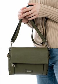 Oliveově zelená crossbody taška vyrobená z texturované kůže, se zavíráním na klopu, nastavitelným popruhem a jemným kovovým logem.