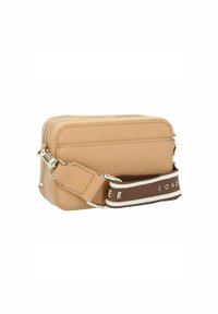 Umhängetasche aus braunem Leder mit doppeltem Reißverschluss, verstellbarem Riemen mit braun-weißem Logo, rechteckiger Form, strukturierter Oberfläche.